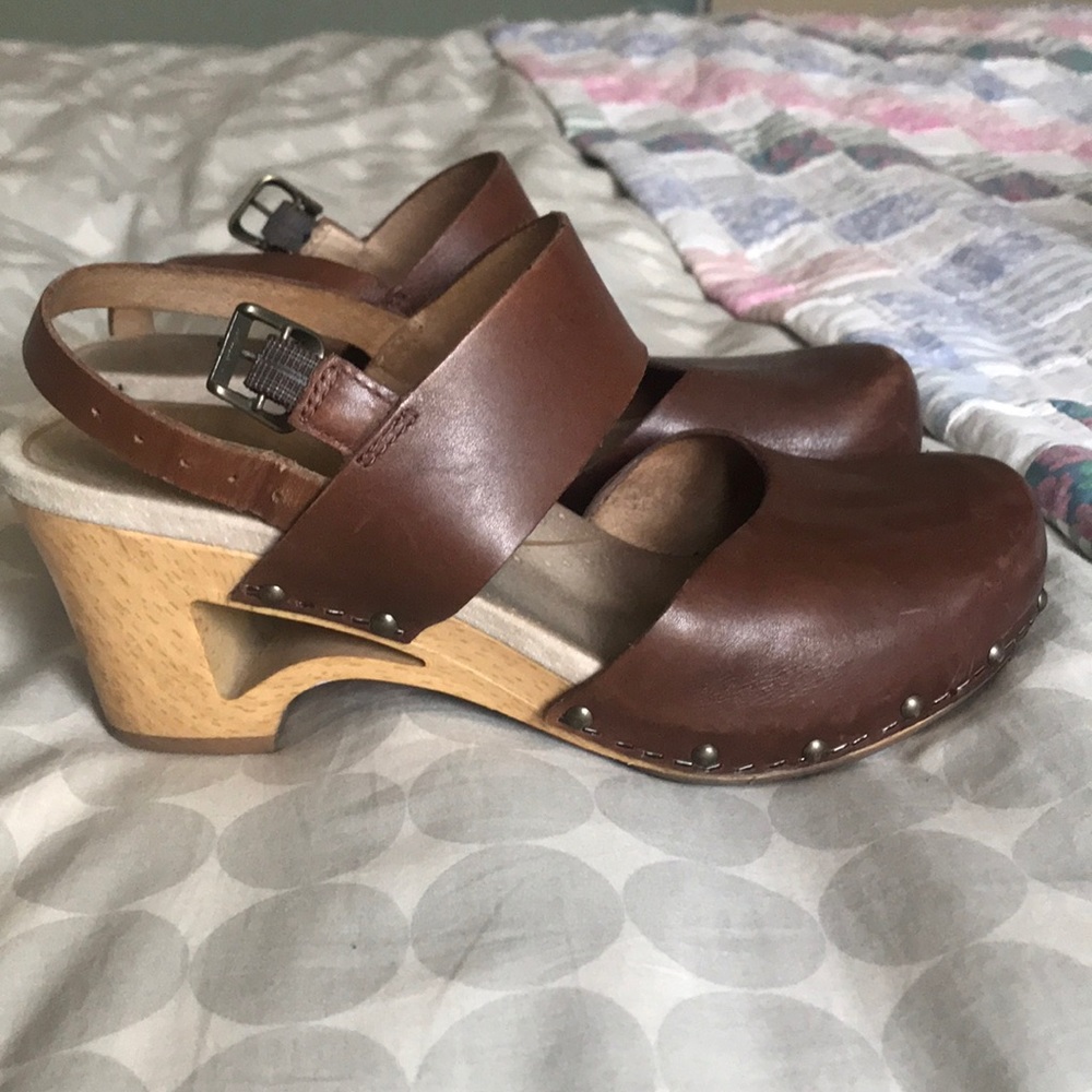 Chocolate 🍫 Brown Dansko clogs!